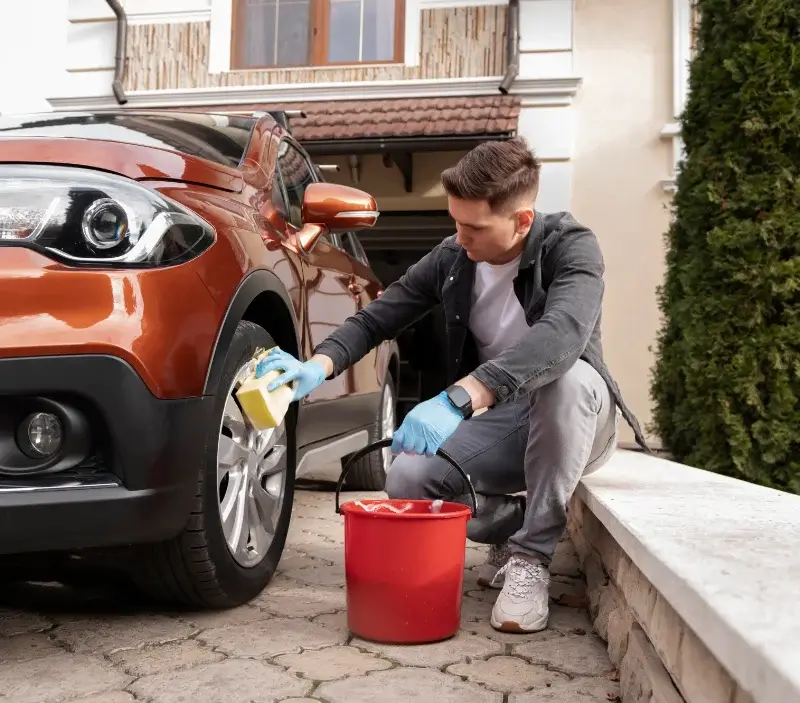 Lavage auto à domicile Corneilla-del-Vercol : professionnel intervenant sur un véhicule